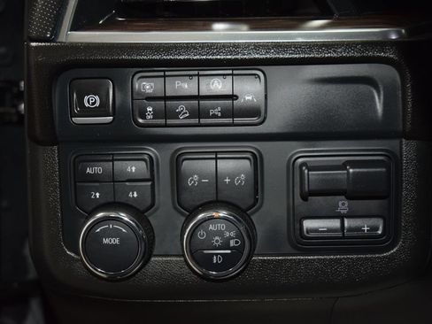Used 2025 Chevrolet Tahoe Premier AWD/4WD image 35
