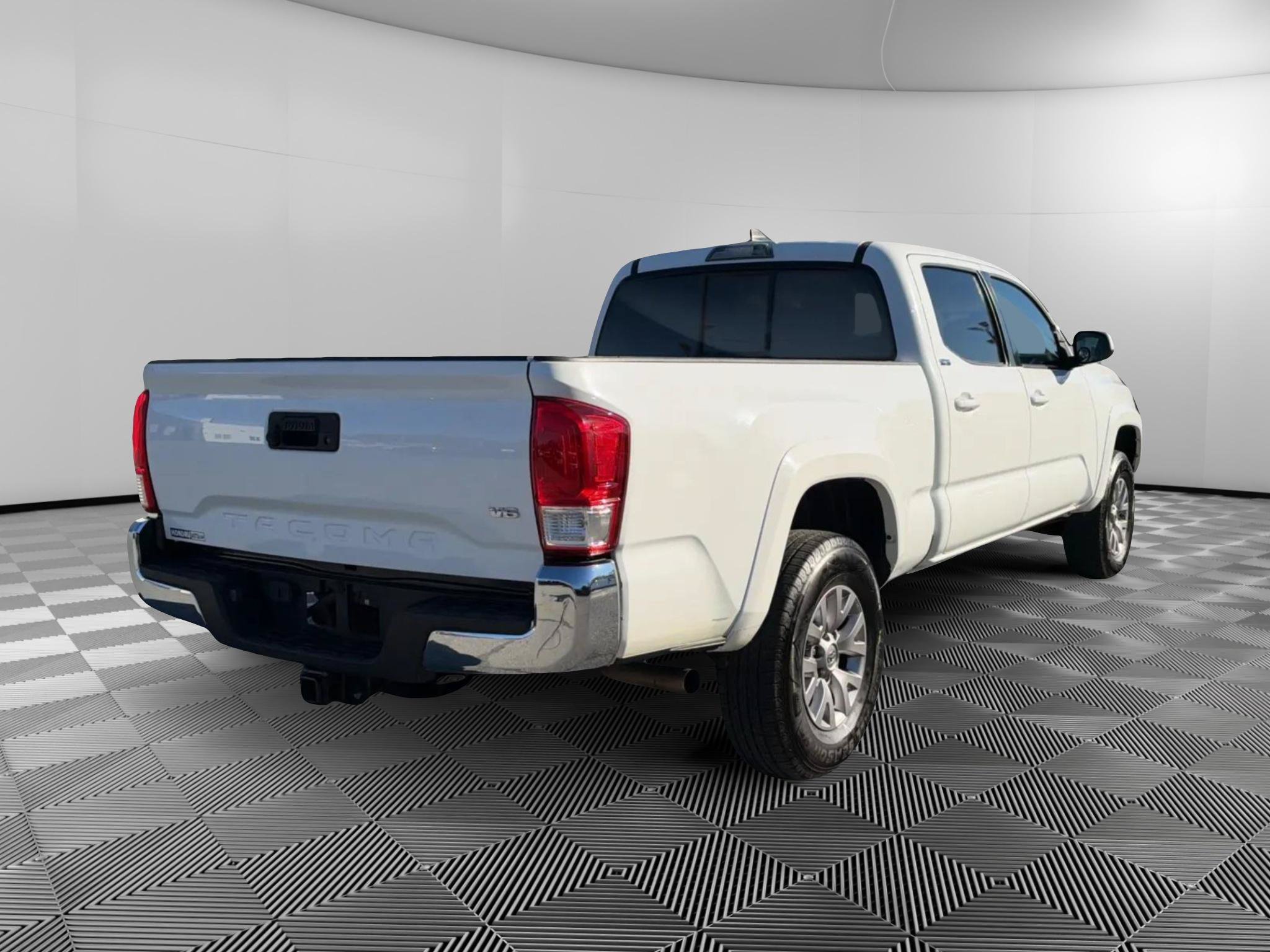 Used 2017 Toyota Tacoma SR5 w/ Tow Package AWD/4WD image 4