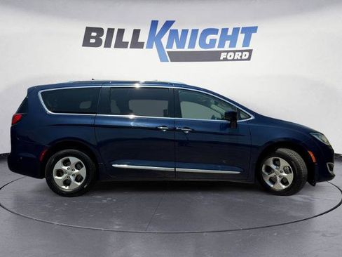Used 2017 Chrysler Pacifica Touring-L Plus w/ Advanced Safetytec Group FWD image 6