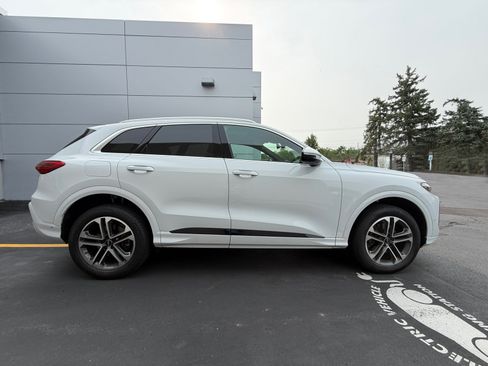 Used 2025 Audi Q5 Premium Plus w/ Premium Plus AWD/4WD image 9