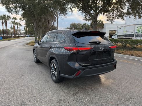 Used 2024 Toyota Highlander XLE image 3