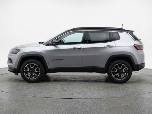Used 2025 Jeep Compass Trailhawk image 5