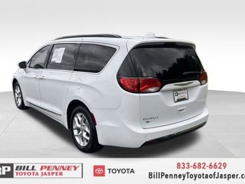 Used 2017 Chrysler Pacifica Touring-L w/ Tire & Wheel Group image 3