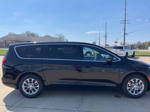 New 2026 Chrysler Pacifica Limited FWD image 4