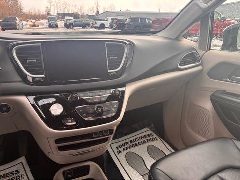 Used 2024 Chrysler Pacifica Touring-L image 15