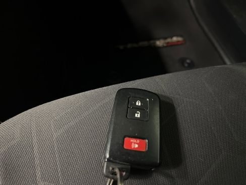 Used 2018 Toyota Tacoma TRD Off-Road image 41