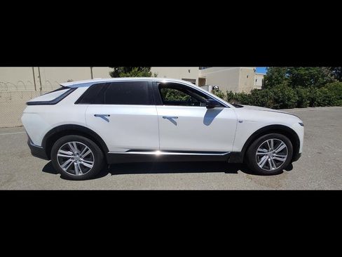 Used 2024 Cadillac Lyriq Tech RWD image 19