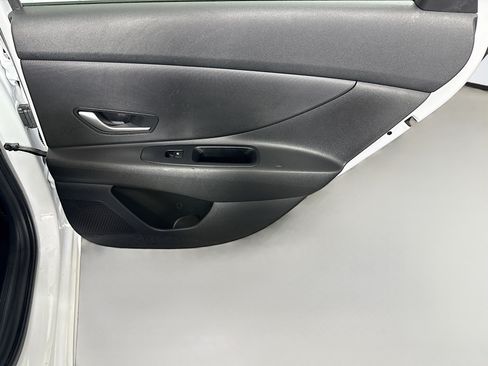 Used 2025 Hyundai Elantra SE FWD image 27