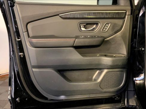 Used 2025 Honda Pilot Black Edition image 25