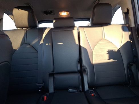 Used 2020 Toyota Highlander XLE image 19