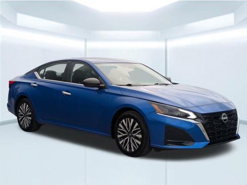 Used 2025 Nissan Altima 2.5 SV FWD image 8