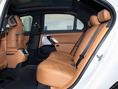 Used 2025 BMW 740i xDrive w/ Premium Package image 23