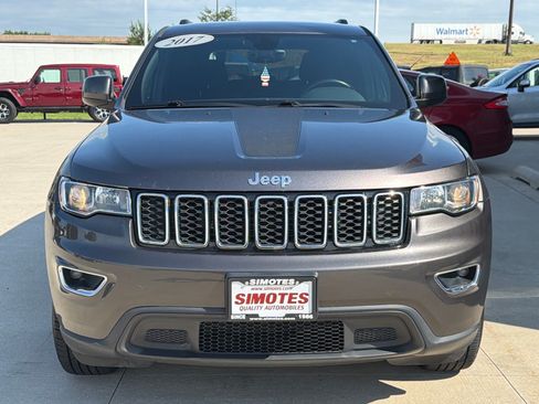 Used 2017 Jeep Grand Cherokee Laredo w/ Quick Order Package 23E AWD/4WD image 3