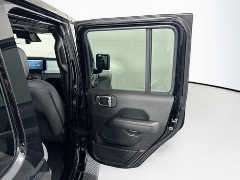 Used 2025 Jeep Wrangler Sahara image 30