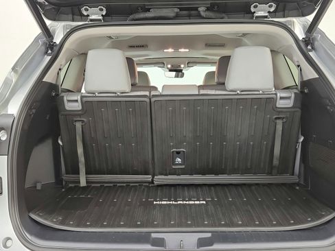 Used 2023 Toyota Highlander XLE AWD/4WD image 30