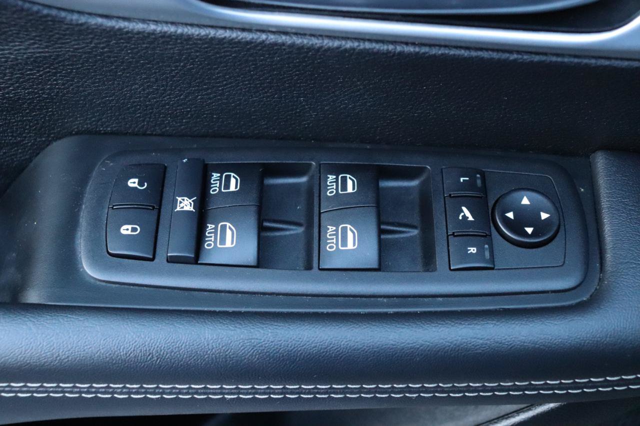 Used 2025 Chrysler Pacifica Limited FWD image 50