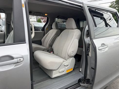 Used 2011 Toyota Sienna LE w/ Towing Pkg AWD/4WD image 14