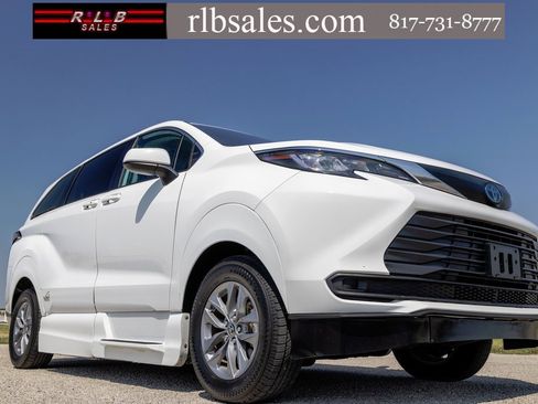 Used 2022 Toyota Sienna LE image 1