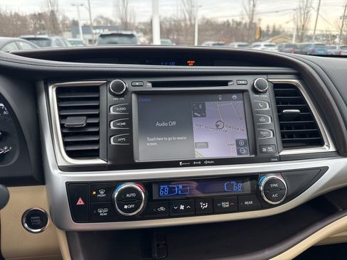 Used 2016 Toyota Highlander XLE image 12