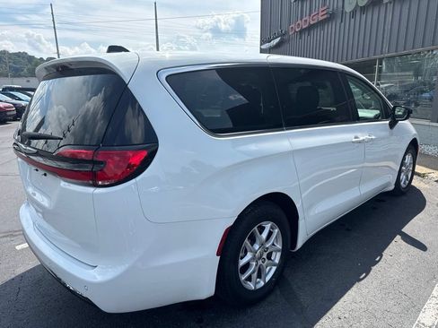 Used 2024 Chrysler Pacifica Touring-L FWD image 8