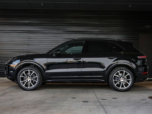 Used 2025 Porsche Cayenne image 2