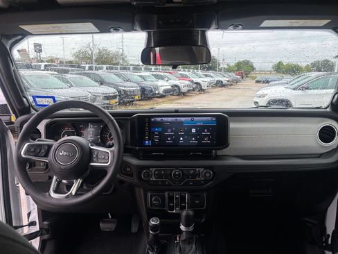 Used 2025 Jeep Wrangler Unlimited Sahara AWD/4WD image 34