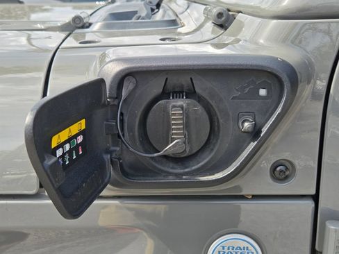 Used 2021 Jeep Wrangler Unlimited Sahara w/ Cold Weather Group AWD/4WD image 12