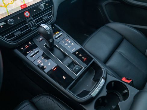 Used 2025 Porsche Macan image 21