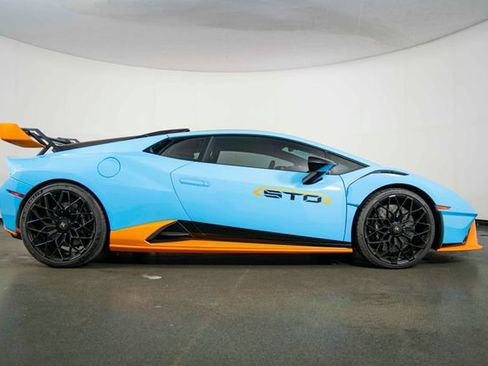 Used 2021 Lamborghini Huracan STO RWD image 9