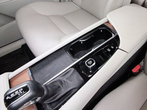 Certified 2022 Volvo XC90 T6 Momentum image 9