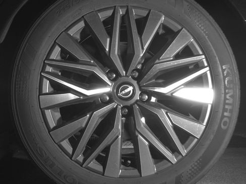 Used 2025 Nissan Altima 2.5 SV FWD image 14