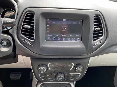 Used 2019 Jeep Compass Latitude FWD image 14