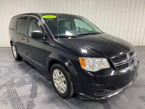 Used 2019 Dodge Grand Caravan SE image 2