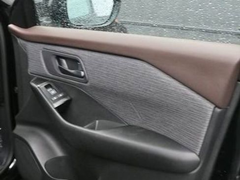 Used 2023 Nissan Rogue S AWD/4WD image 16