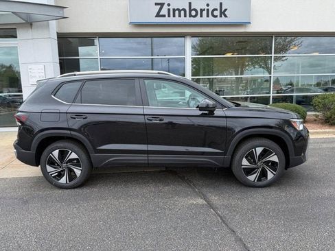 New 2026 Volkswagen Taos SE AWD/4WD image 2