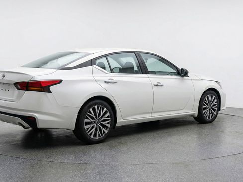 Used 2025 Nissan Altima 2.5 SV FWD image 9