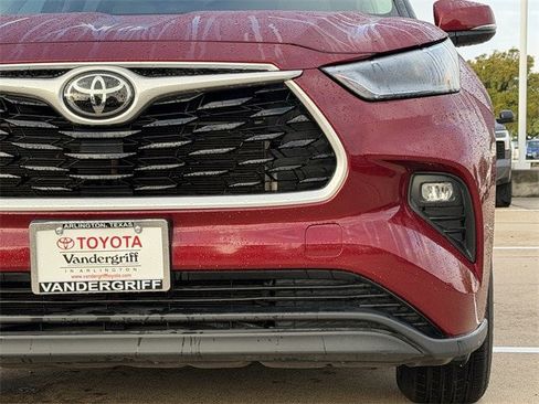 Certified 2023 Toyota Highlander XLE image 9