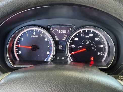 Certified 2016 Nissan Versa SV FWD image 10