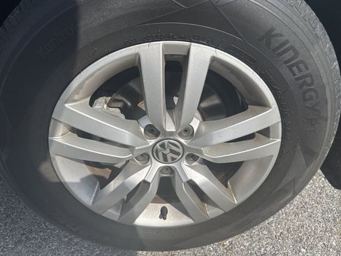 Used 2013 Volkswagen Tiguan S image 10