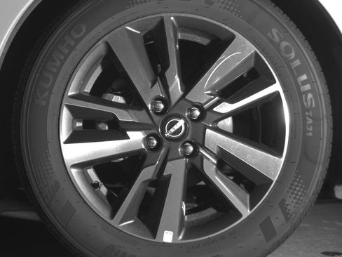 Used 2025 Nissan Versa SV image 12