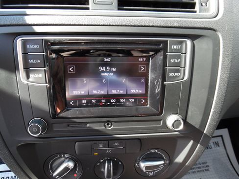 Used 2017 Volkswagen Jetta S image 14