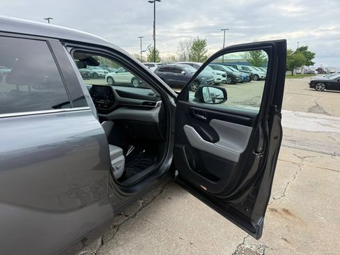 Used 2021 Toyota Highlander XLE AWD/4WD image 25
