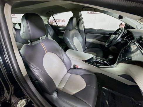 Certified 2020 Toyota Camry XLE image 32