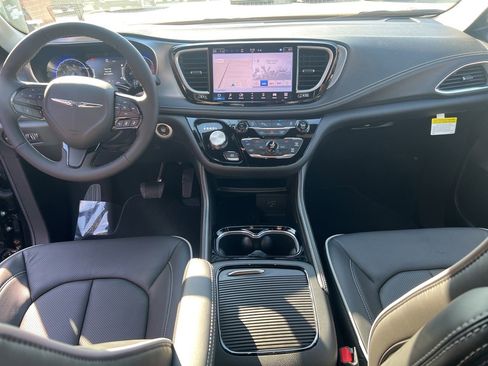 New 2026 Chrysler Pacifica Limited w/ S Appearance Package image 17