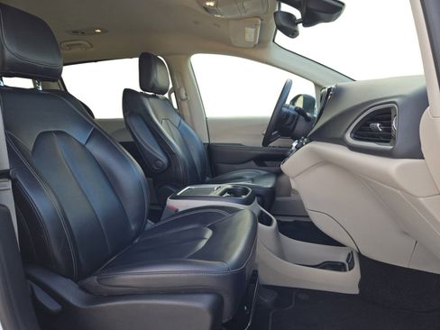 Certified 2023 Chrysler Pacifica Touring-L FWD image 14