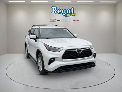Used 2023 Toyota Highlander LE FWD image 1