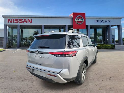 New 2025 Nissan Pathfinder SL image 2