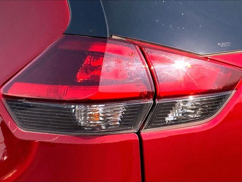 Used 2018 Nissan Rogue SV FWD image 29