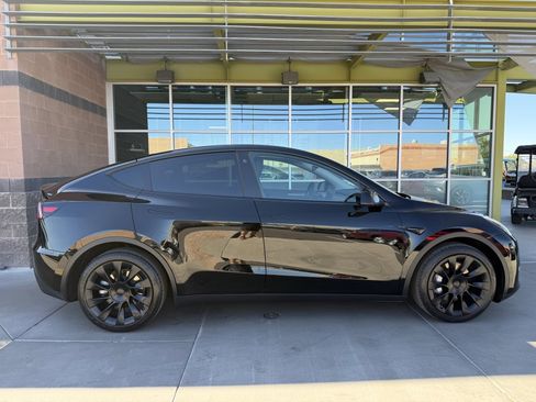 Used 2023 Tesla Model Y Long Range image 9
