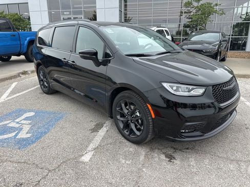 New 2026 Chrysler Pacifica Limited w/ S Appearance Package image 6